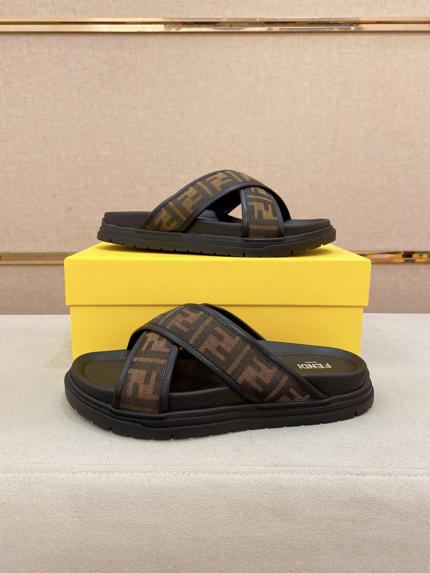 Factory price: 320💰 [Fendi Slippers] High-end brand of men's shoes, official website 1:1 latest masterpiece: original mold customization, the fabric is made of imported original materials, upgraded outsole, lighter and non-slip. The market's top quality, simple yet tasteful, a must-have for fashionistas, fashionable at your feet, full of confidence, the same style at the counter 👍The season of summer slippers is here. Code: 38-44 (45 is custom-made and cannot be returned or exchanged)